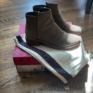 Tory Burch Riley ankle boot brown suede sz 8.5 Side zip
Show bag inc